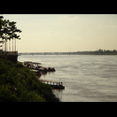 Die 1.170 m lange Erste Thailändisch-Laotische Freundschaftsbrücke, die als erste den Unterlauf des Mekong überspannende internationale Brücke 1994 eröffnet wurde